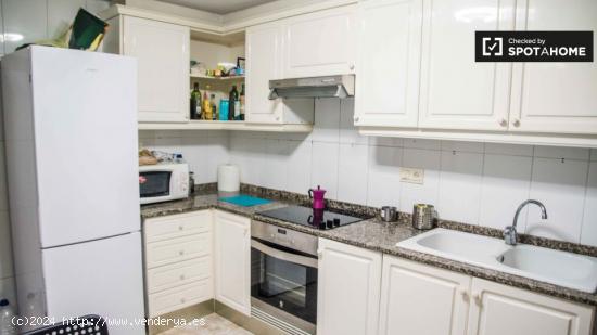 Habitación con balcón para alquilar en un apartamento de 6 dormitorios en Algirós, Valencia - VAL