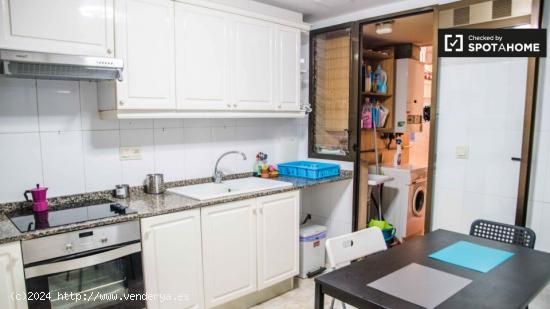 Habitación con balcón para alquilar en un apartamento de 6 dormitorios en Algirós, Valencia - VAL