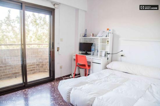 Habitación luminosa para alquilar en un apartamento de 6 dormitorios en Algirós, Valencia - VALENC