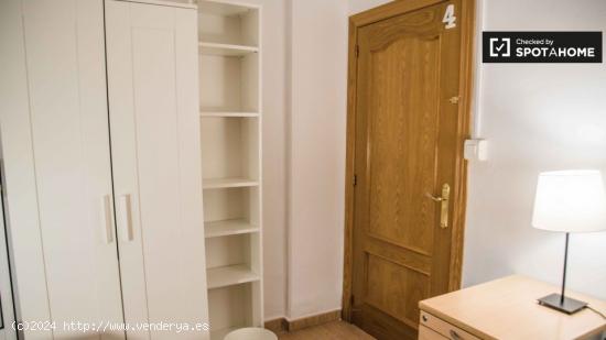 Habitación amueblada en un apartamento de 7 dormitorios en Extramurs - VALENCIA