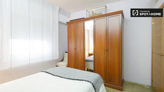 Amplia habitación en alquiler en apartamento de 4 dormitorios en Gracia, Barcelona - BARCELONA