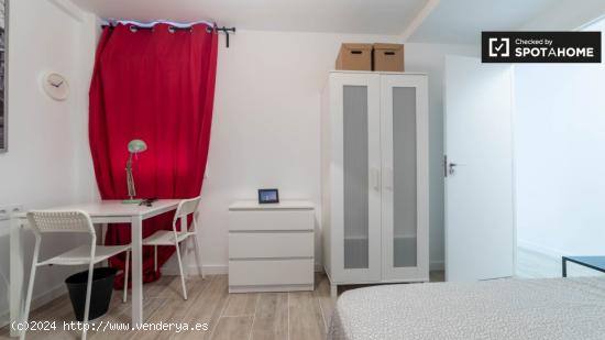 Habitación moderna en apartamento de 4 dormitorios en Benimaclet - VALENCIA