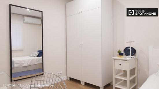 Habitación moderna en apartamento de 3 dormitorios en Chamartín. - MADRID