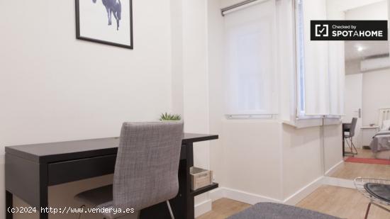 Acogedora habitación en apartamento de 3 dormitorios en Chamartín. - MADRID