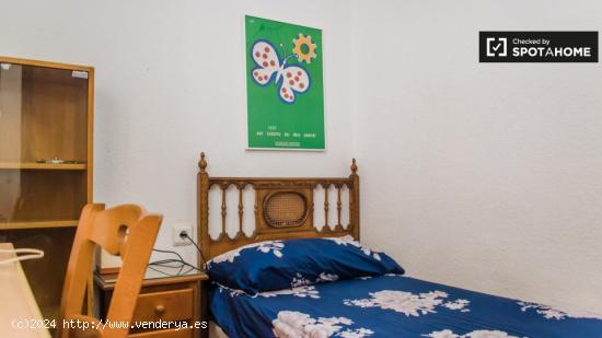 Amplia habitación en alquiler en un apartamento de 4 dormitorios en La Saïdia - VALENCIA