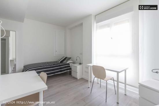  Amplia habitación en un apartamento de 4 dormitorios en Tetuán - MADRID 