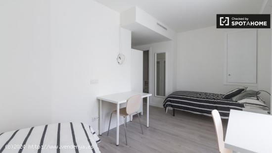 Amplia habitación en un apartamento de 4 dormitorios en Tetuán - MADRID