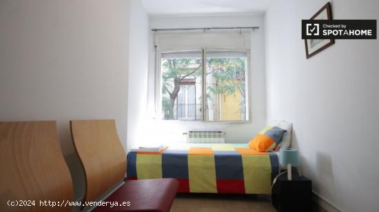 Se alquila habitación en apartamento de 3 dormitorios en Barcelona - BARCELONA