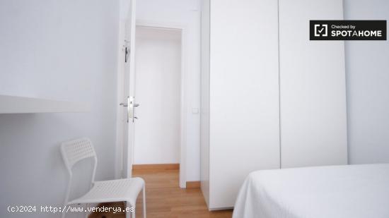 Habitación soleada en un apartamento de 3 dormitorios en Badalona - BARCELONA