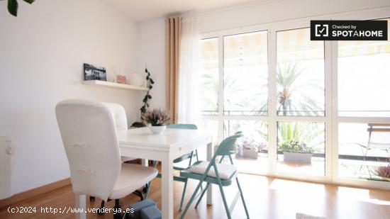 Habitación soleada en un apartamento de 3 dormitorios en Badalona - BARCELONA