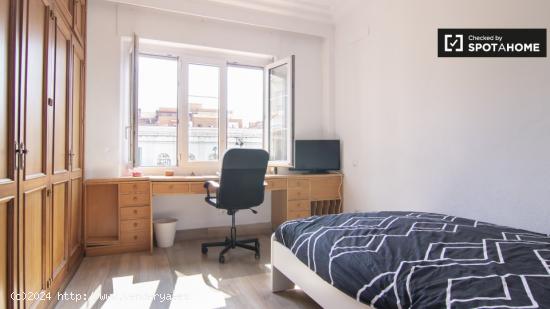 Habitación bien amueblada en alquiler en un apartamento de 7 dormitorios en Prosperidad - MADRID