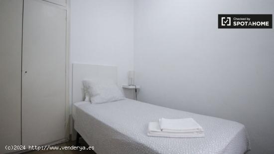 Se alquila habitación en apartamento de 3 dormitorios en Barcelona - BARCELONA