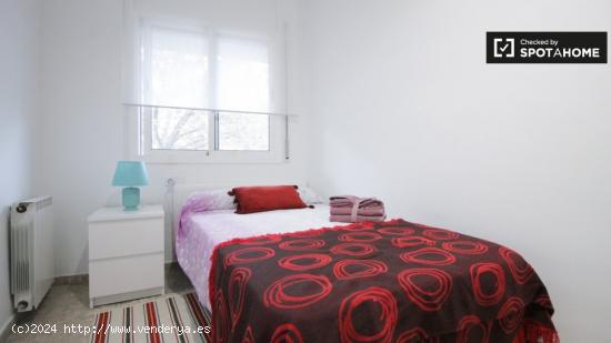 Habitación luminosa en apartamento de 2 dormitorios en Badalona - BARCELONA