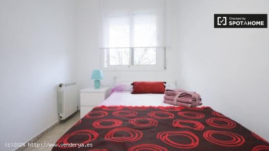 Habitación luminosa en apartamento de 2 dormitorios en Badalona - BARCELONA