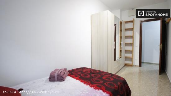 Habitación luminosa en apartamento de 2 dormitorios en Badalona - BARCELONA