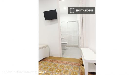 Se alquila habitación con baño en el apartamento de 9 habitaciones, Prat de LLobregat. - BARCELONA