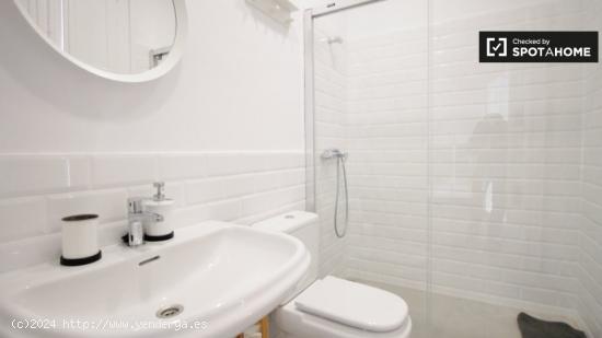 Se alquila habitación con baño en el apartamento de 9 habitaciones, Prat de LLobregat. - BARCELONA