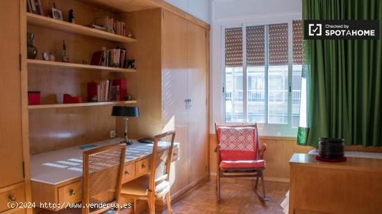 Habitación luminosa en un apartamento de 4 dormitorios en L'Esquerra de l'Eixample - BARCELONA