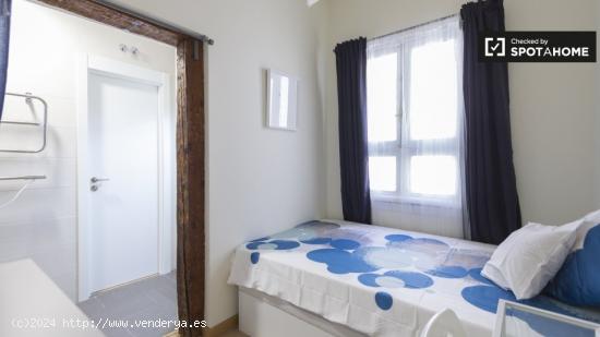 Se alquila habitación con baño en apartamento de 11 dormitorios, Malasaña _ - MADRID