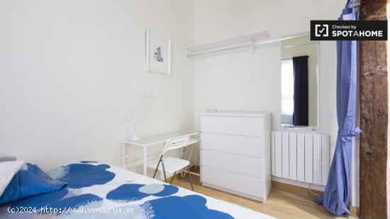 Se alquila habitación con baño en apartamento de 11 dormitorios, Malasaña _ - MADRID