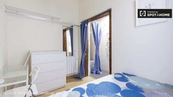 Se alquila habitación con baño en apartamento de 11 dormitorios, Malasaña _ - MADRID