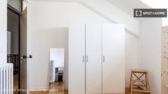 Se alquila habitación soleada en apartamento de 10 dormitorios, Tetuán _ - MADRID