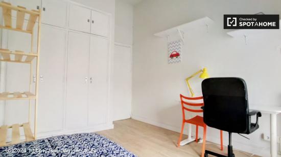 Habitación luminosa en alquiler en apartamento de 5 dormitorios en Moncloa - MADRID