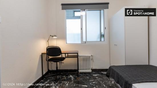 Habitación abierta en apartamento de 8 habitaciones en Ciutat Vella. - VALENCIA