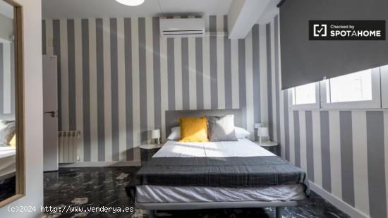 Elegante habitación en un apartamento de 8 dormitorios en Ciutat Vella - VALENCIA