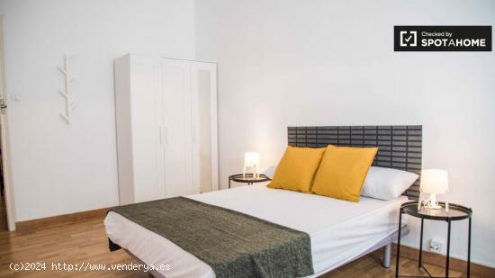 Se alquila habitación en apartamento de 6 dormitorios en L'Eixample. - VALENCIA