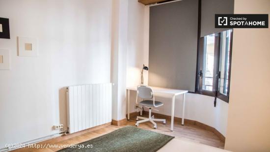 Se alquila habitación en apartamento de 6 dormitorios en L'Eixample. - VALENCIA