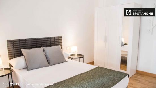 Se alquila habitación en apartamento de 6 dormitorios en L'Eixample. - VALENCIA