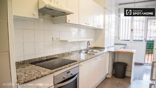 Se alquila habitación en apartamento de 6 dormitorios en L'Eixample. - VALENCIA