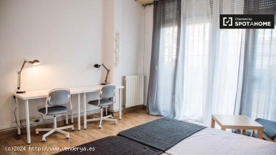 Se alquila habitación en apartamento de 6 dormitorios en L'Eixample. - VALENCIA