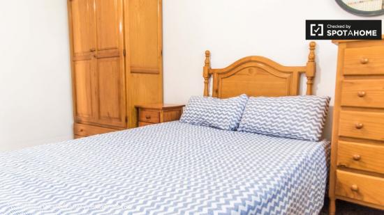 Acogedora habitación en alquiler en el clásico apartamento de 4 dormitorios en Camins al Grau - VA