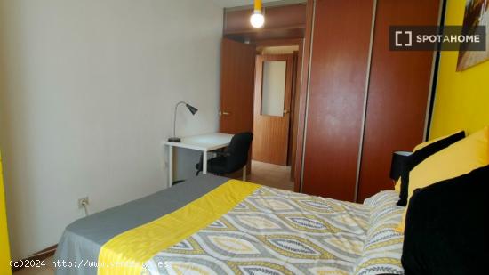 Amplia habitación en alquiler en apartamento de 5 dormitorios en Alcalá. - MADRID