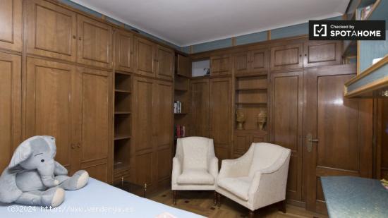 Amplia habitación con cama doble en alquiler en La Latina - MADRID