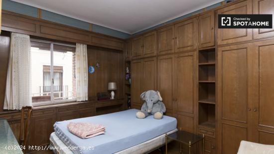 Amplia habitación con cama doble en alquiler en La Latina - MADRID