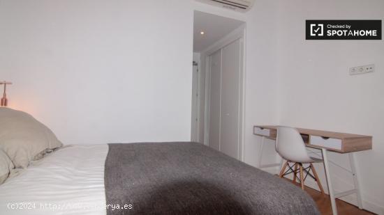 Elegante habitación en alquiler en apartamento de 6 dormitorios en Centro, Madrid - MADRID