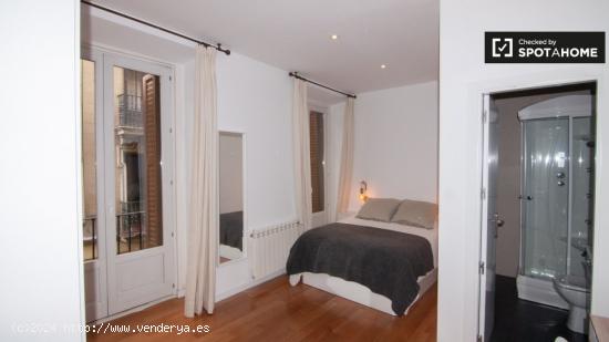 Amplia habitación en alquiler en apartamento de 6 dormitorios en Centro. - MADRID