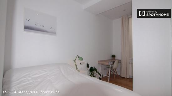 Acogedora habitación en alquiler en apartamento de 6 dormitorios en Centro. - MADRID