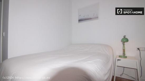 Acogedora habitación en alquiler en apartamento de 6 dormitorios en Centro. - MADRID