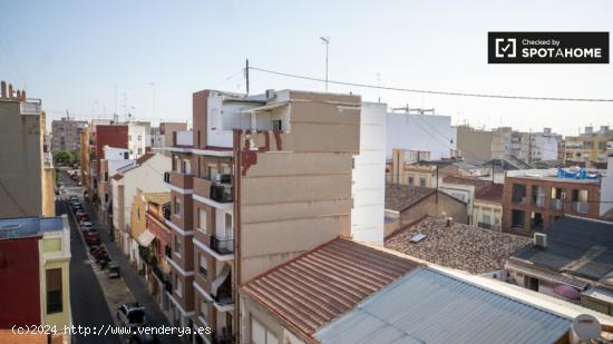 Tranquilo apartamento de 2 dormitorios con terraza en alquiler cerca de la playa en Poblats Marítim