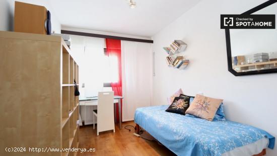 Habitación luminosa en alquiler en lujoso apartamento de 3 dormitorios en Aravaca - MADRID