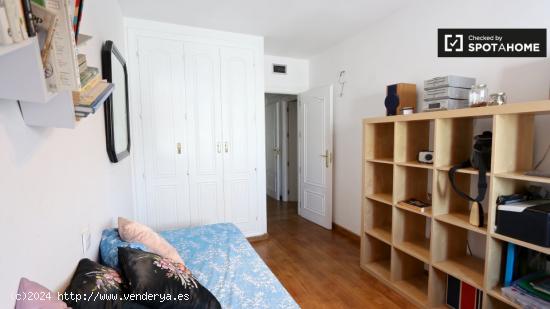 Habitación luminosa en alquiler en lujoso apartamento de 3 dormitorios en Aravaca - MADRID