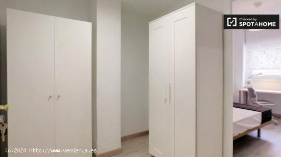 Bonita habitación en alquiler en apartamento de 5 dormitorios en Puente de Vallecas. - MADRID