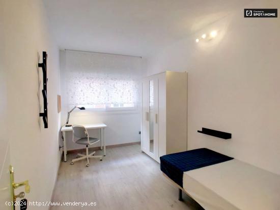  Linda habitación en alquiler en apartamento de 5 dormitorios en Puente de Vallecas - MADRID 