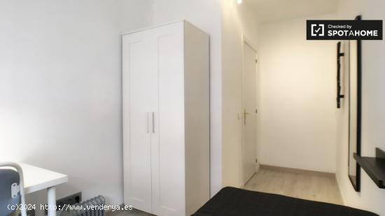 Gran habitación en alquiler en apartamento de 5 dormitorios en Puente de Vallecas. - MADRID