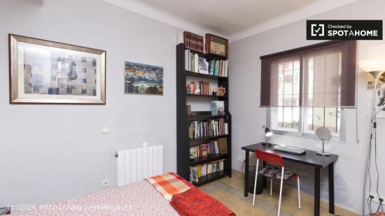 Habitación amueblada en apartamento de 3 dormitorios en Puerta del Ángel - MADRID