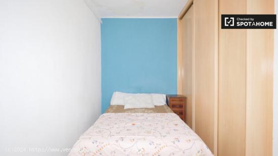 Acogedora habitación en un apartamento de 3 dormitorios en Gracia - BARCELONA